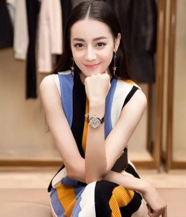 迪丽热巴住了15年酒店，主持人好奇:“你为什么不买房？”迪丽热巴的回答让主持人无