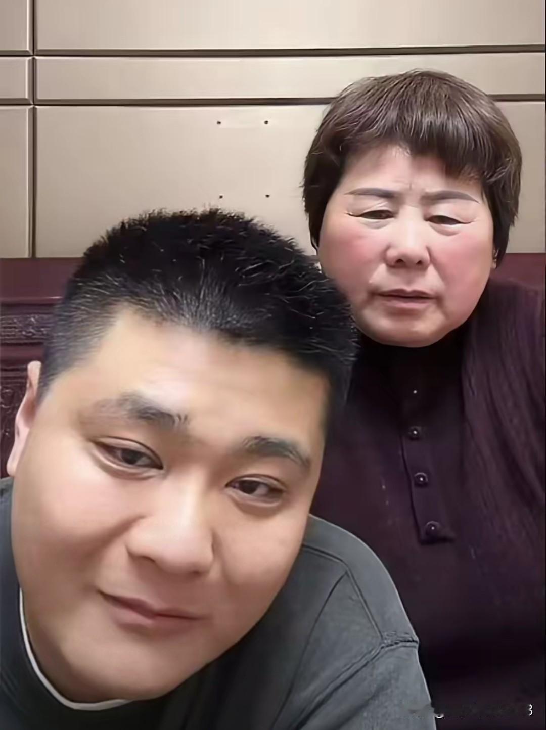 朱进今天直播聊天，说了儿子满满都是养母带大的。
   养母也在直播间说自己的钱都