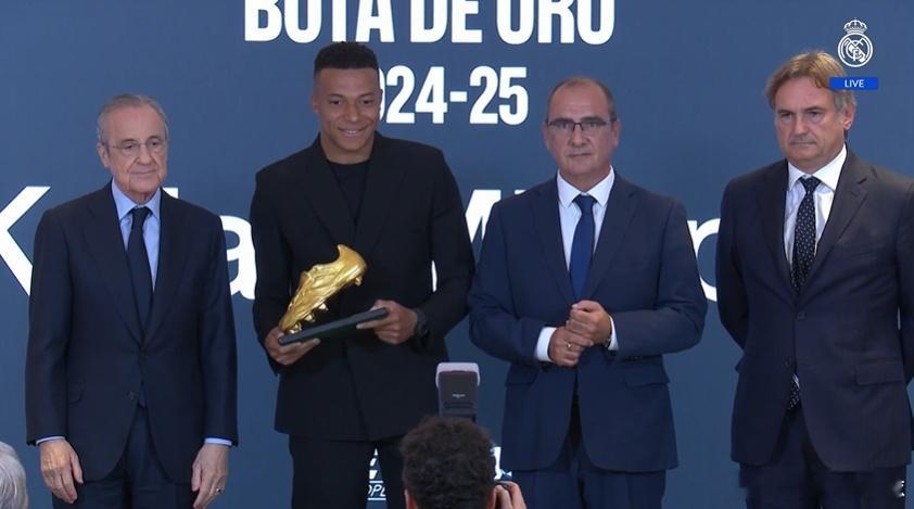 生涯首次获奖！姆巴佩领取24-25赛季欧洲金靴，皇马全队到场支持足球姆巴佩 10