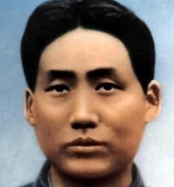 1927年，毛泽东被捕后，在押去处死路上，突然对一名团丁说：“老哥，我腿疼，伤筋