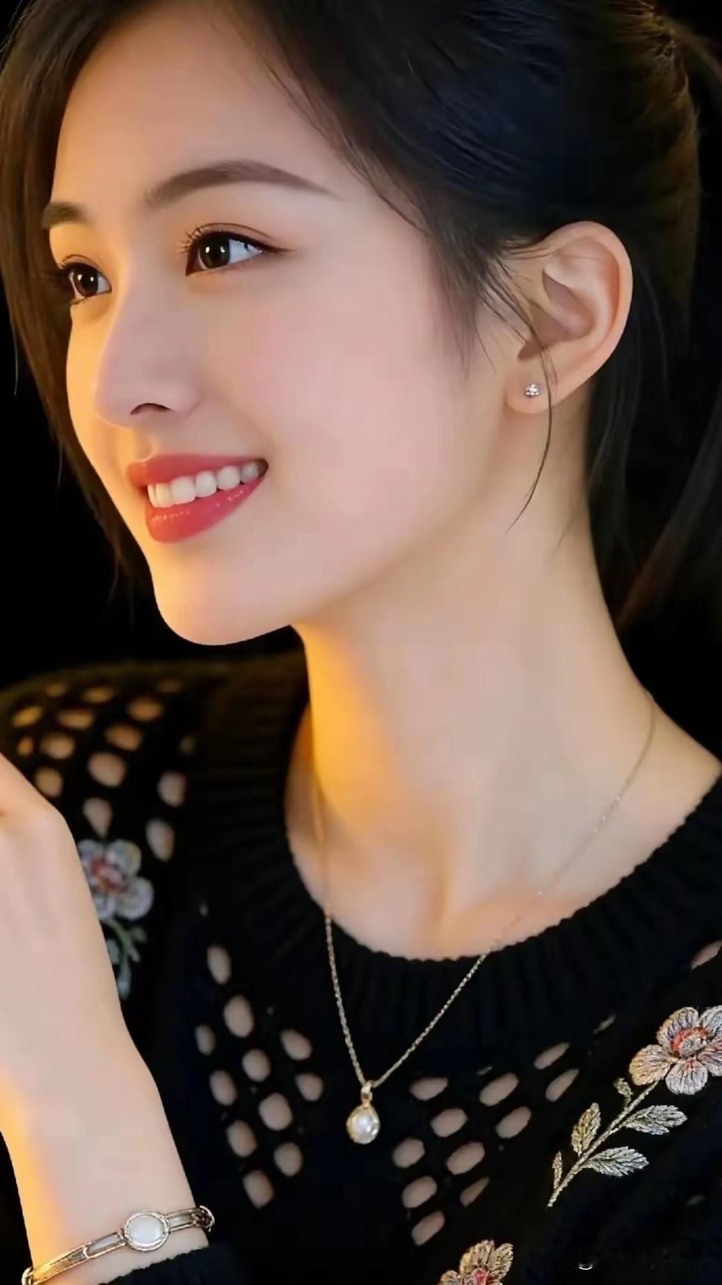 玉佩轻摇，笑语盈盈。什么样的穿搭可以成为气质女神? 温柔甜美的微笑，精致的耳饰与