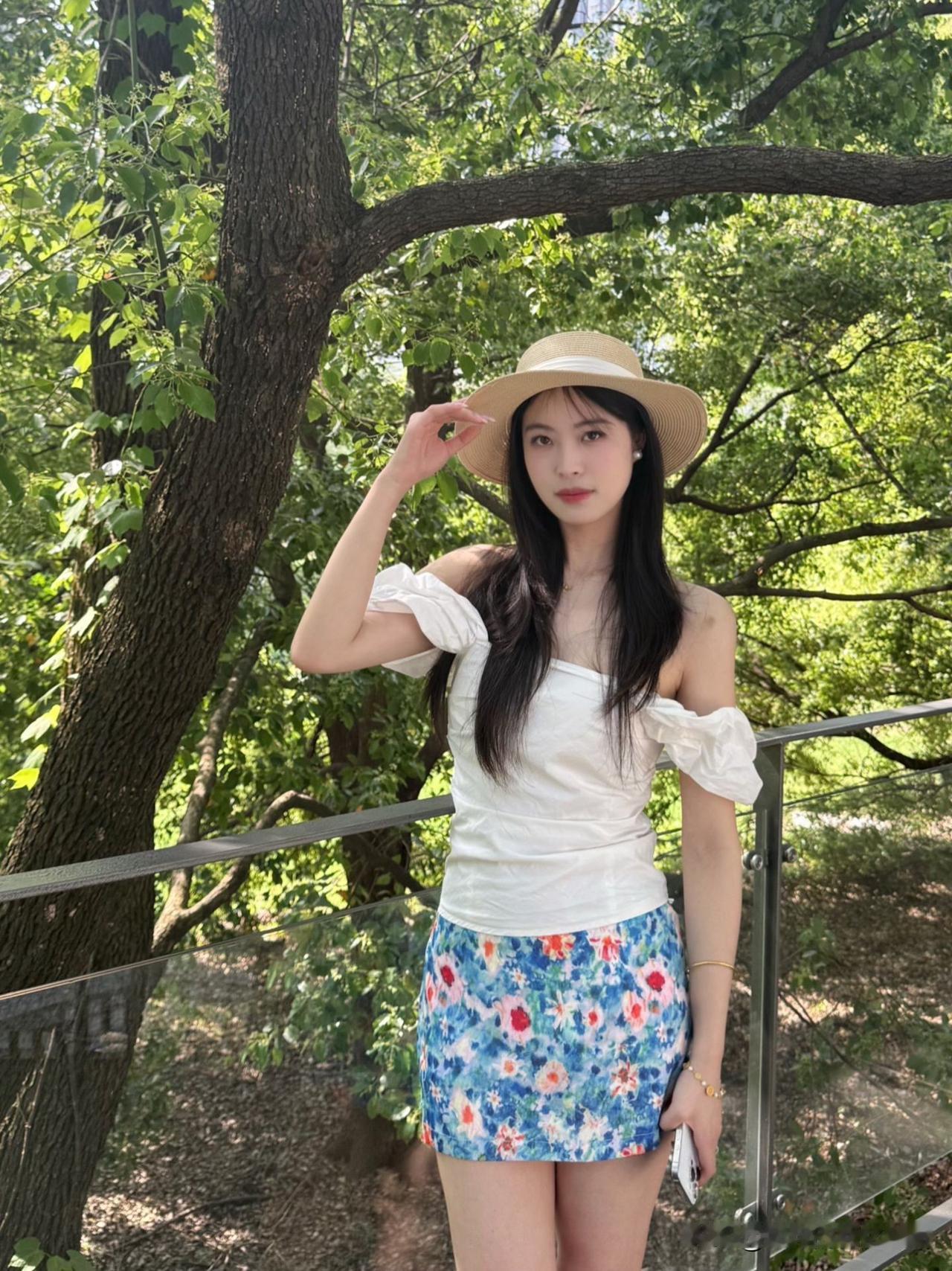 最幸福的事，对不同人而言各有不同。有人觉得，像绿树阴中倚栏杆，轻纱薄衫拂微风这般