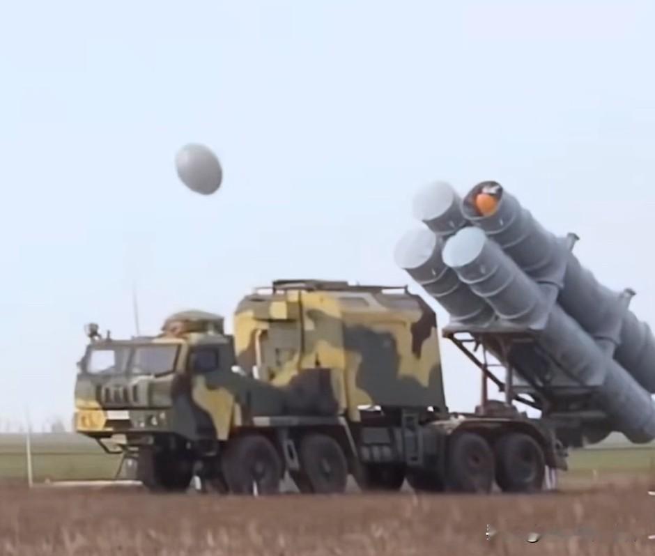 当地时间11月1日，乌军出动“海王星”导弹与400架无人机群组合，袭击了莫斯科东