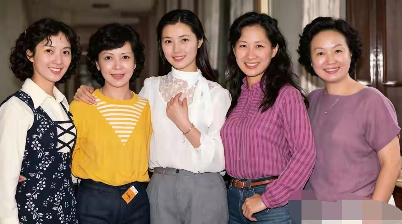 几位七八十年代的老艺术家，回味经典老照片，你能全部认出来吗？