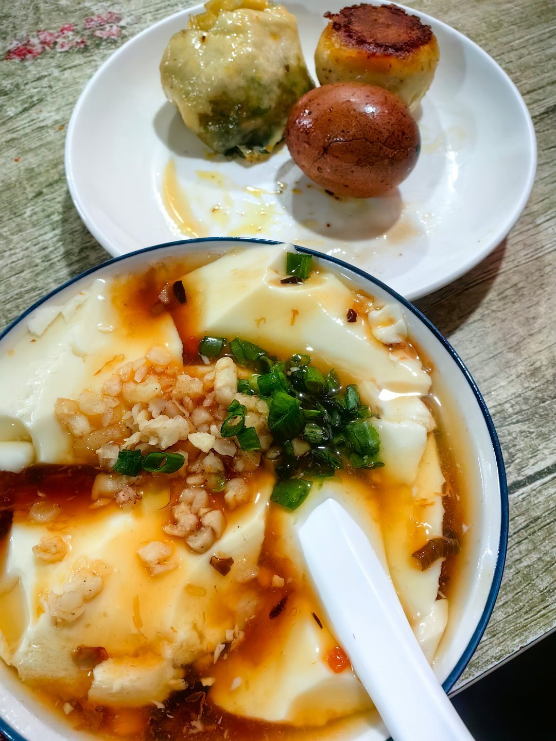 *在路上*菜锅贴是韭菜馅儿，有点点辣，肉锅贴有点点甜，面有点粘那种。价格感人肺腑