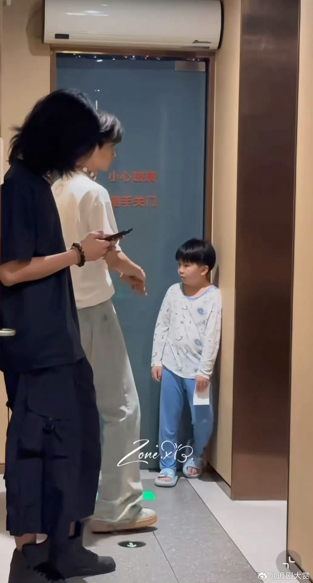 梓渝视线盲区小孩哥在梓渝视线盲区 很明显小孩哥在梓渝视线盲区 ​，这也能黑 ​​