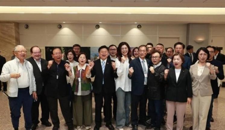 郑丽文落地就亮剑！17:05刚踏进桃园机场，当场宣布三位副主席组成工作小组，专门