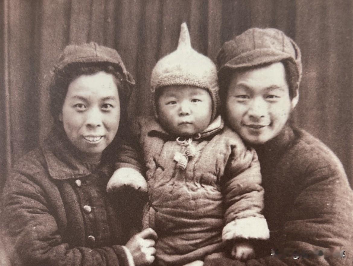 抗战时期，任均、王一达夫妇和儿子王延风在延安时期的合影。
任均是河南新蔡人，清末
