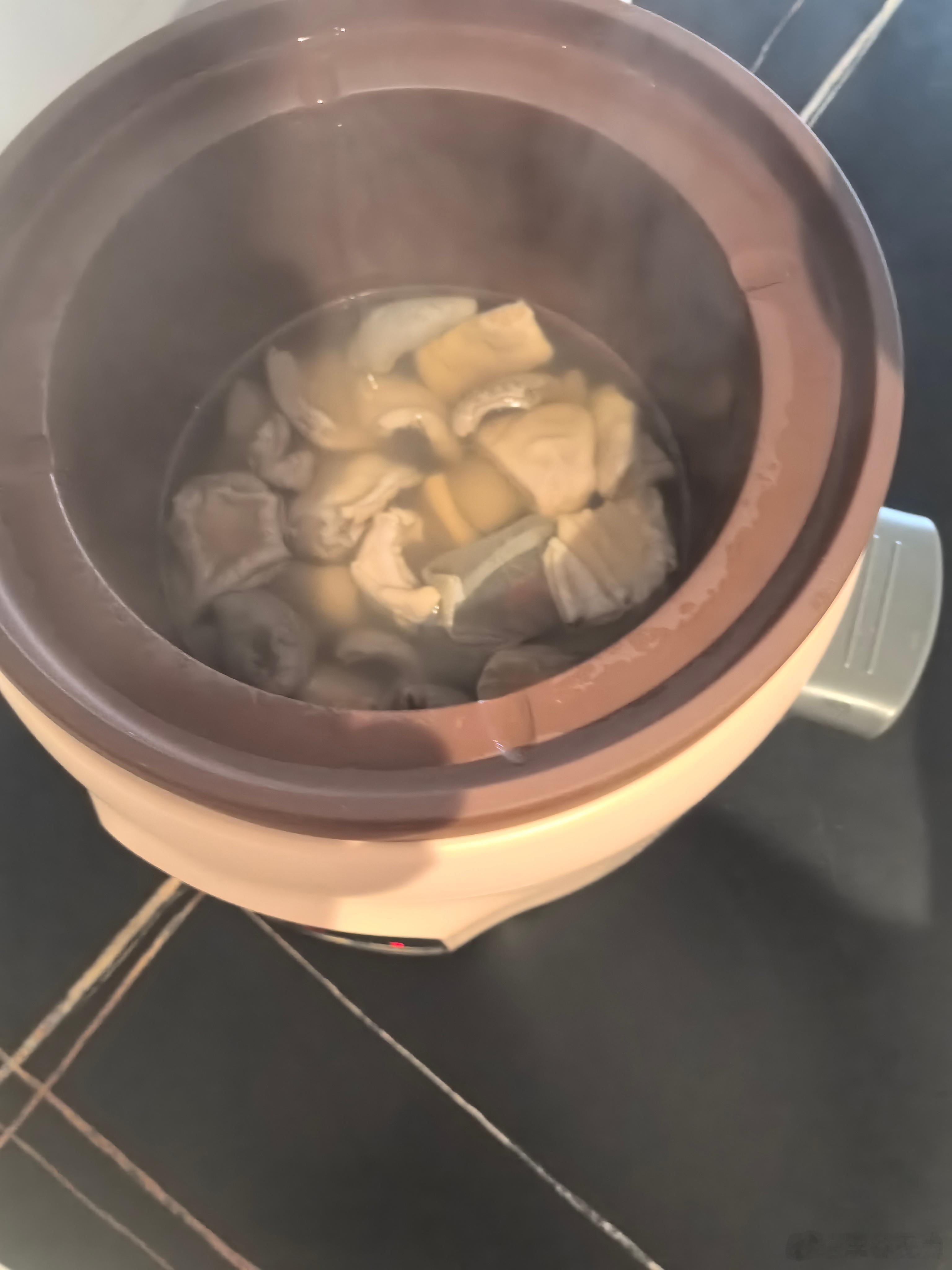 李爷减肥计划  愉快的周末。砂锅炖猪肚，蒜蓉开背虾，清炒嫩菠菜，再来两份水果。咱