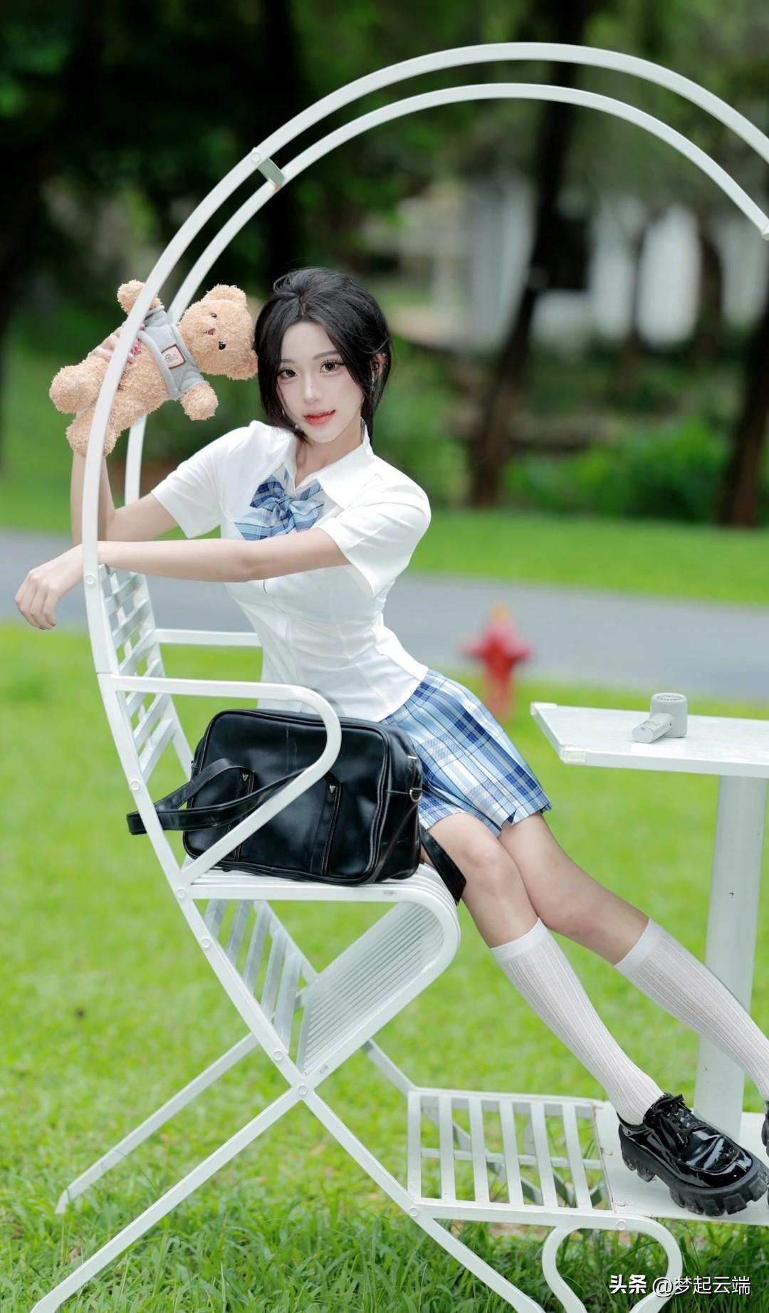 青春校园风，少女与熊熊相伴，清新自然，尽享美好时光。