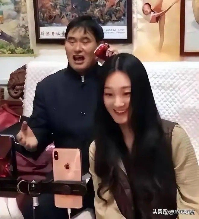 四年了，陈亚男还是没能走出来。最近直播，她又提起朱小伟，说如果再婚，条件“只要比