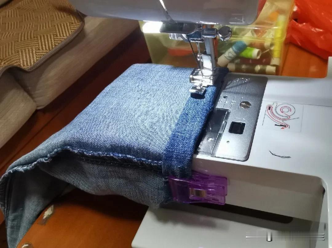 我们这儿，好多卖裤子的负责免费截裤腿儿、改裤腰，比如东宝超市，没必要多花钱，你们