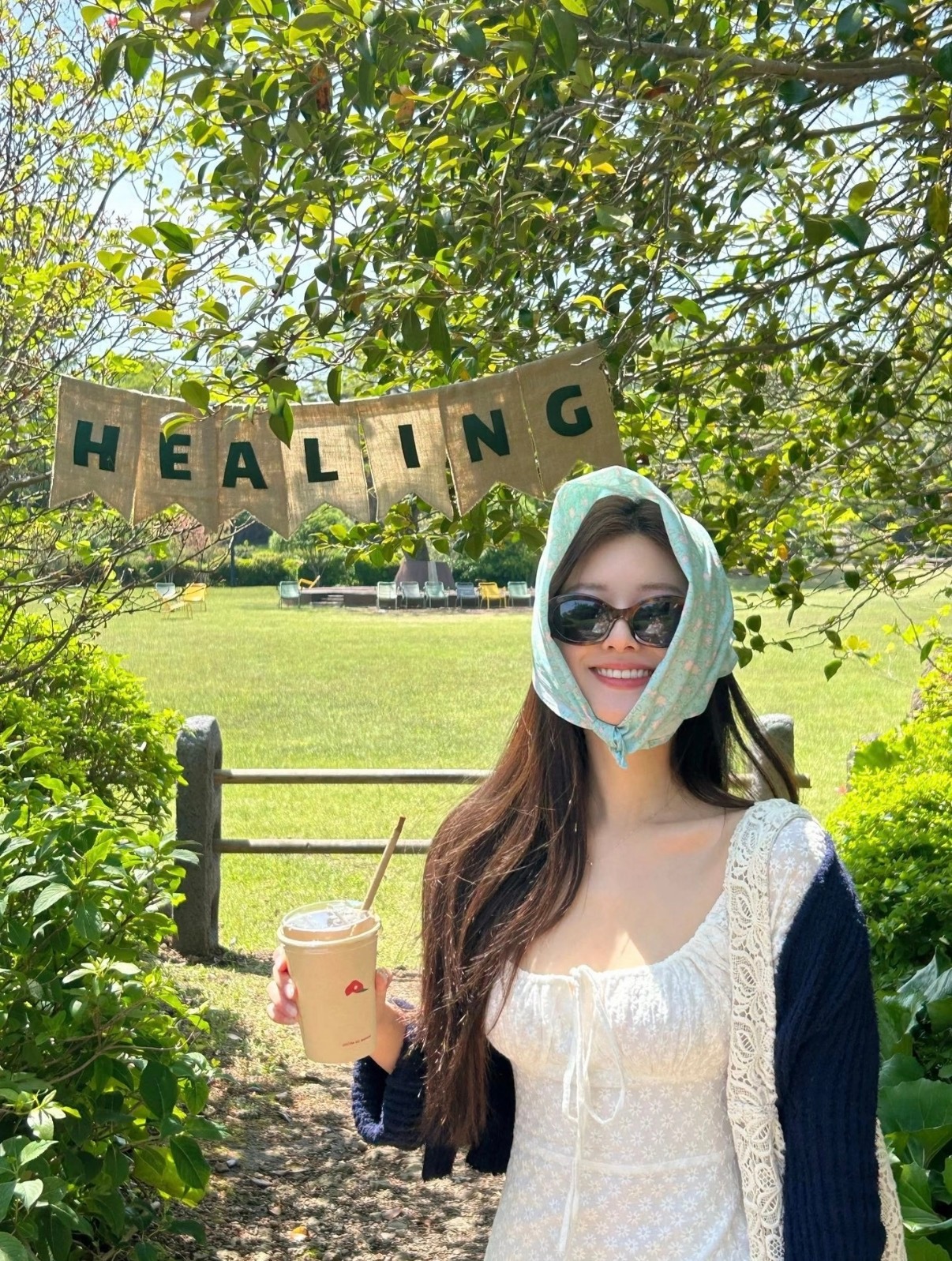你弯弯的眉眼笑起来像清晨第一缕阳光赵露思