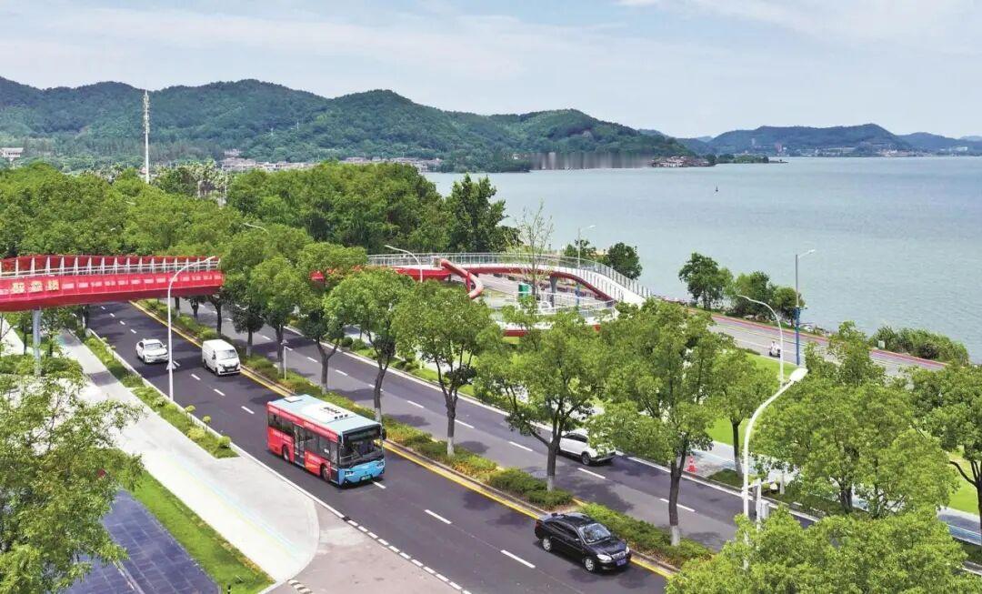 宁波东钱湖这条路有大变化 7月31日消息，东钱湖环湖南路提升改造工程已正式完工，