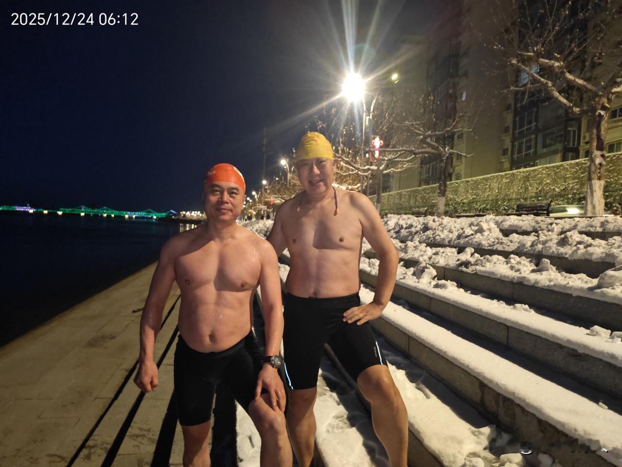 冬至后的第一场大雪开启了冬泳人快乐模式。伙伴们自由自在的享受着大自然的馈赠。