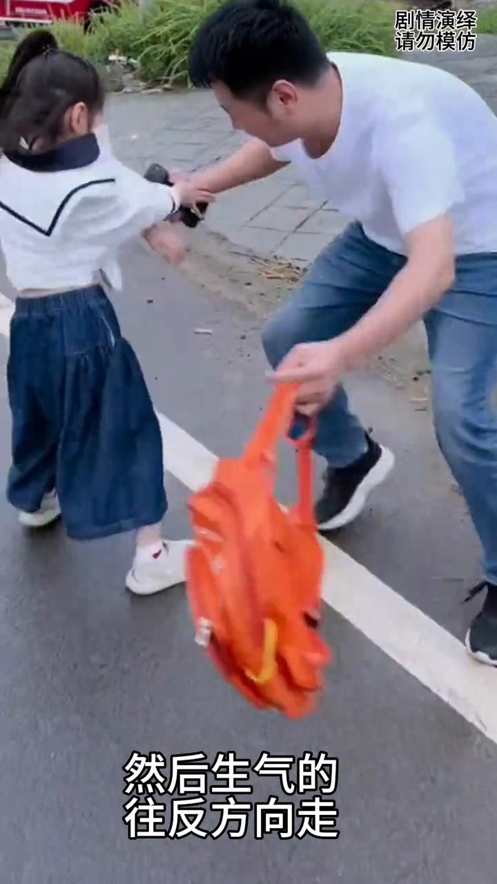 爸爸去接女儿放学，只顾玩手机，下一秒女儿的做法太搞笑了。
爸爸去接女儿放学，谁知