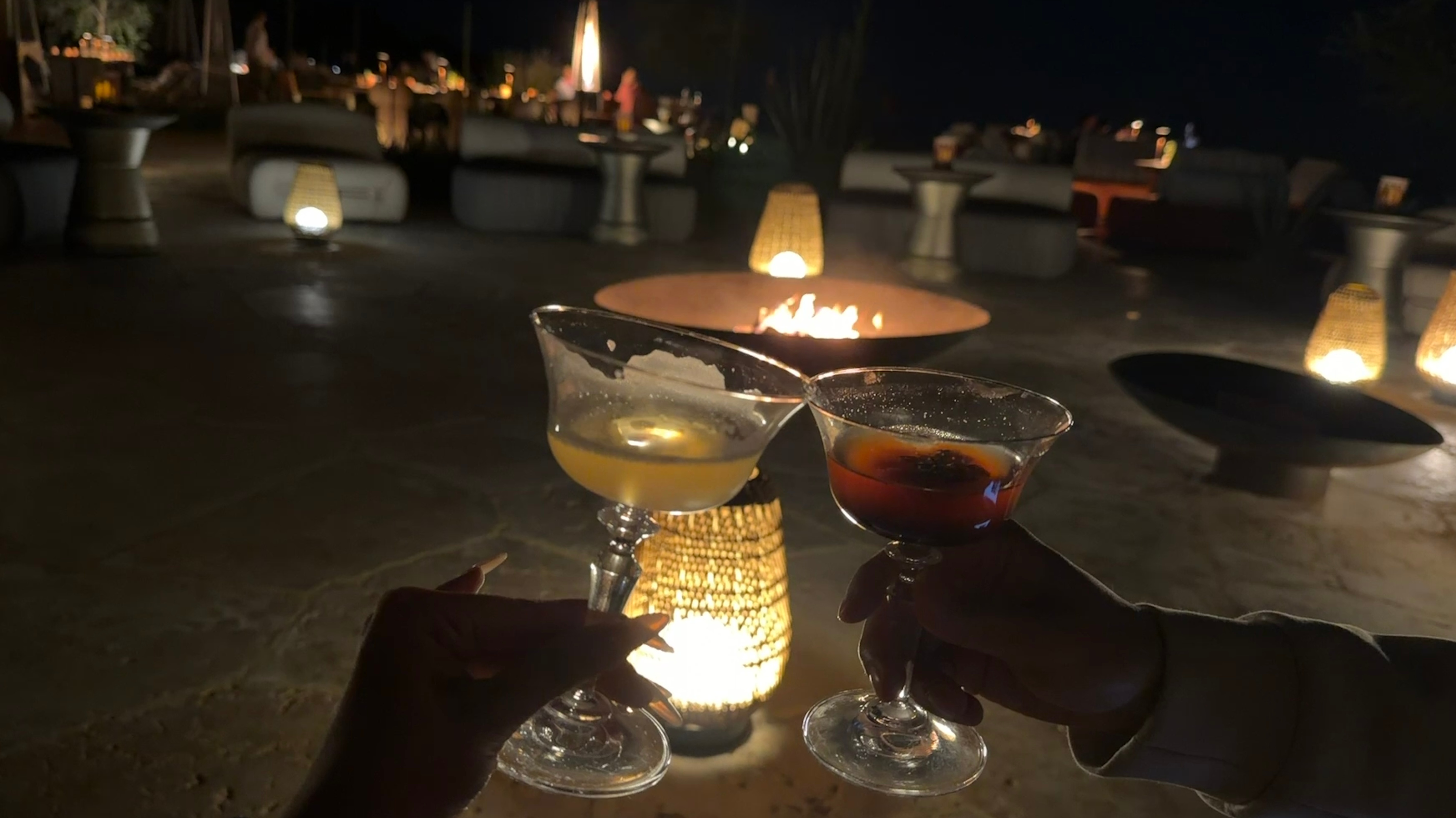 红泥小火炉。共饮一杯无？ 