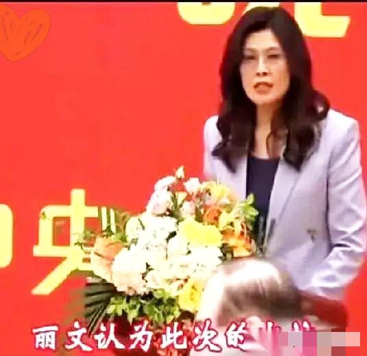 郑丽文的说话方式藏着大门道，
你发现没？她从来不说“我觉得”，张口就是“丽文认为