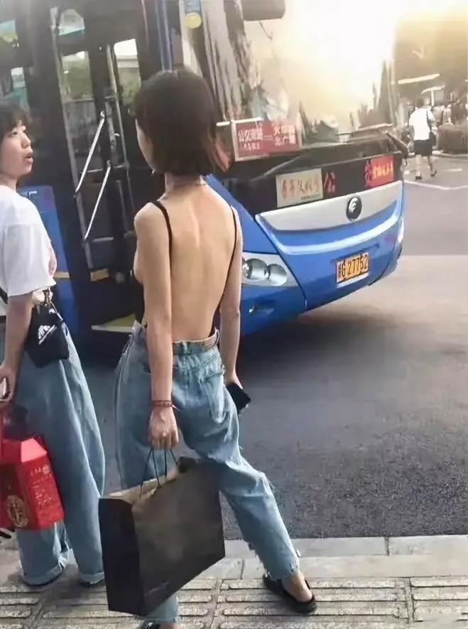 这大三伏天的，热得真是让人受不了，一男一女两个网友对话：

女：天气太热了，我穿