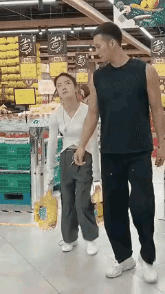 夫妻俩去商场买东西，顺手拎了两桶油。没走几步，妻子就拎不动了，脚步也慢了下来，忍