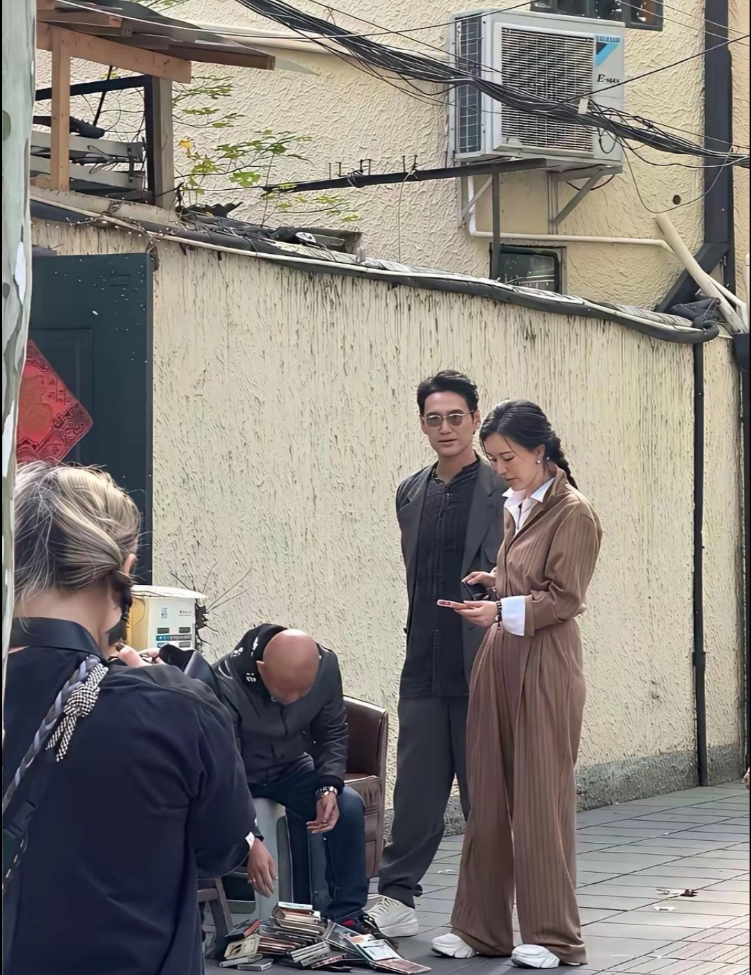 单看图一是不是根本认不出来是谁？ 