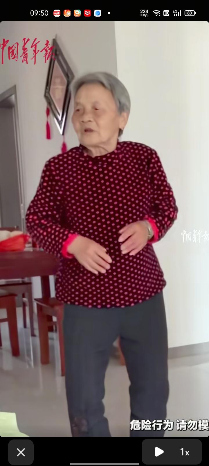 3月28日，山东济宁。80岁的奶奶给徒孙们展示功底，依旧能轻松倒立行走，徒孙们都