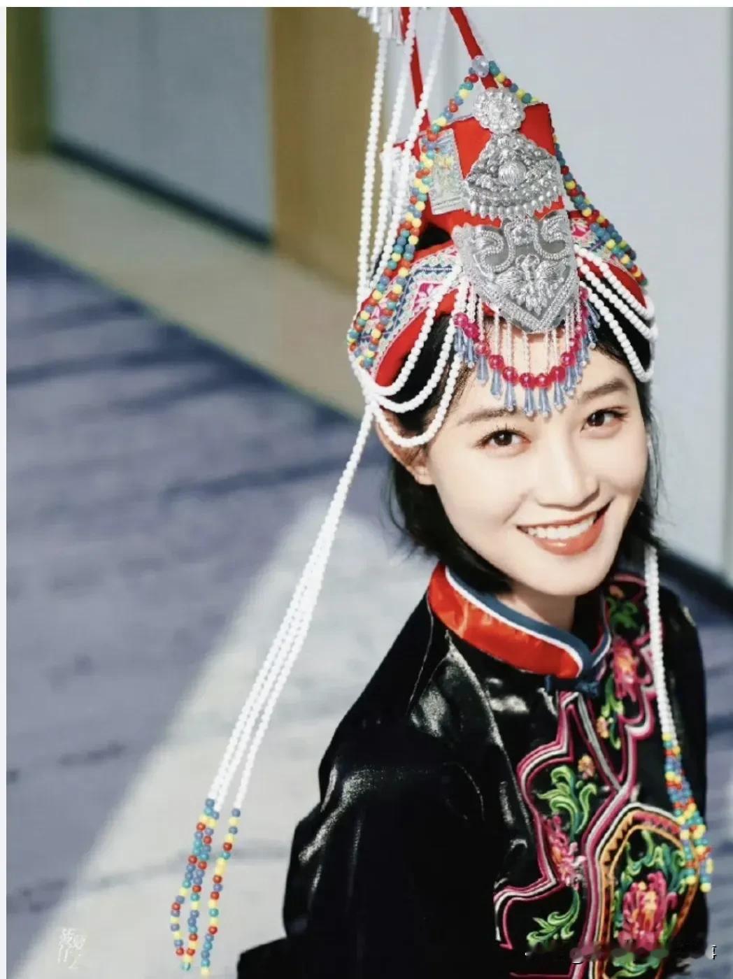 蓝盈莹，这位女演员的名字，如今在娱乐圈中已然成为了一种坚持与野心的象征。她从不掩