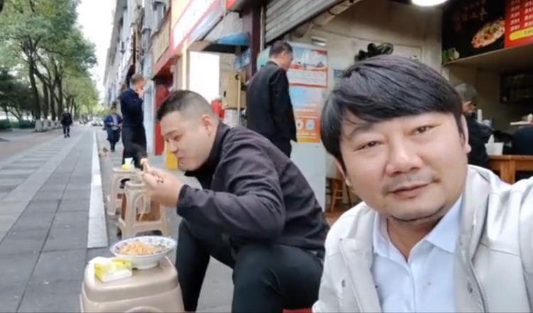 张雪街头吃面，远没有营销大师街头吃热干面有排面，既没有事先安排长枪短炮拍摄，也没