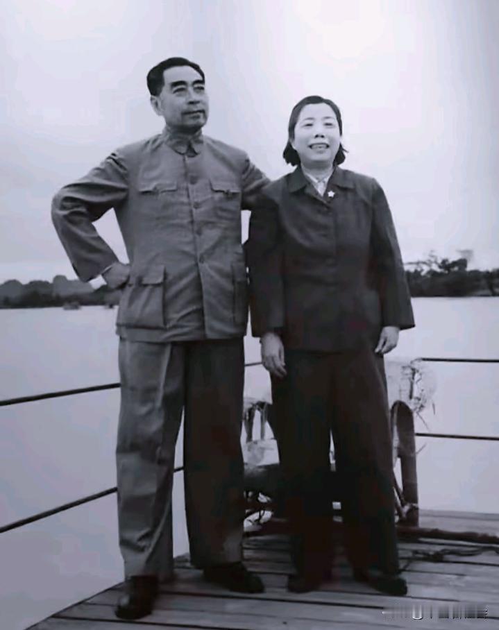 这是周恩来总理难得抽出时间陪着夫人邓颖超大姐一起出来游玩时拍的一张合影老照片。