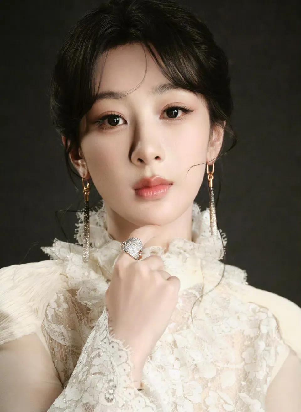 28年的演员之路从童星出发到爆剧女王，你用《欢乐颂》里邱莹莹的莽撞天真，让无数人