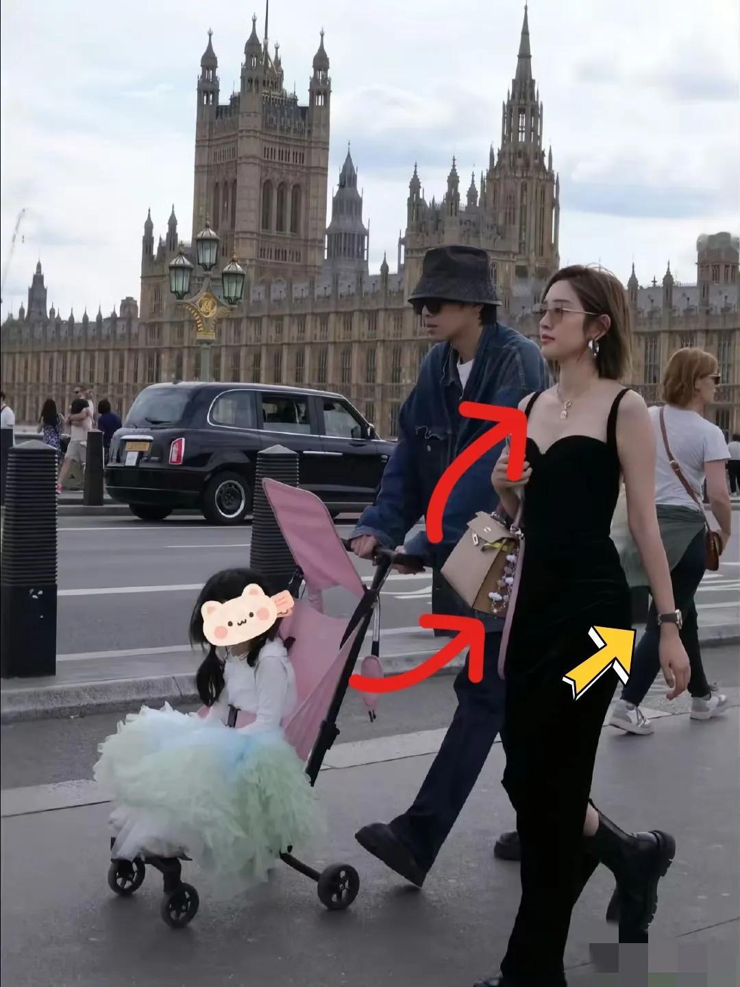 张若昀和唐艺昕带着女儿在英国，
我都要担心死了，不是因为她们女儿头发凌乱，坐在小