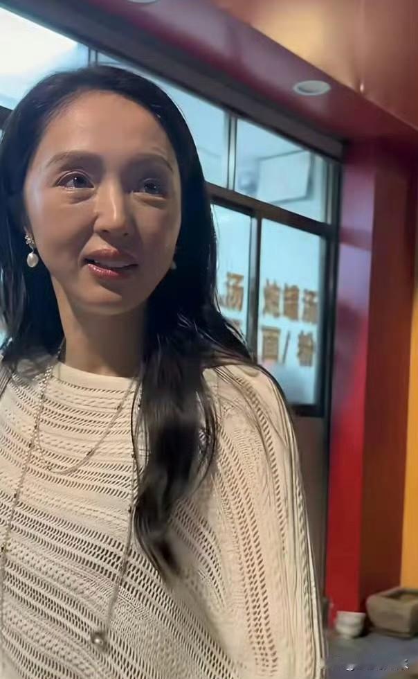 大家都说董璇的素颜看着老了很多岁。

仔细看她的那张脸，眼睛下面的眼袋很大，泪沟