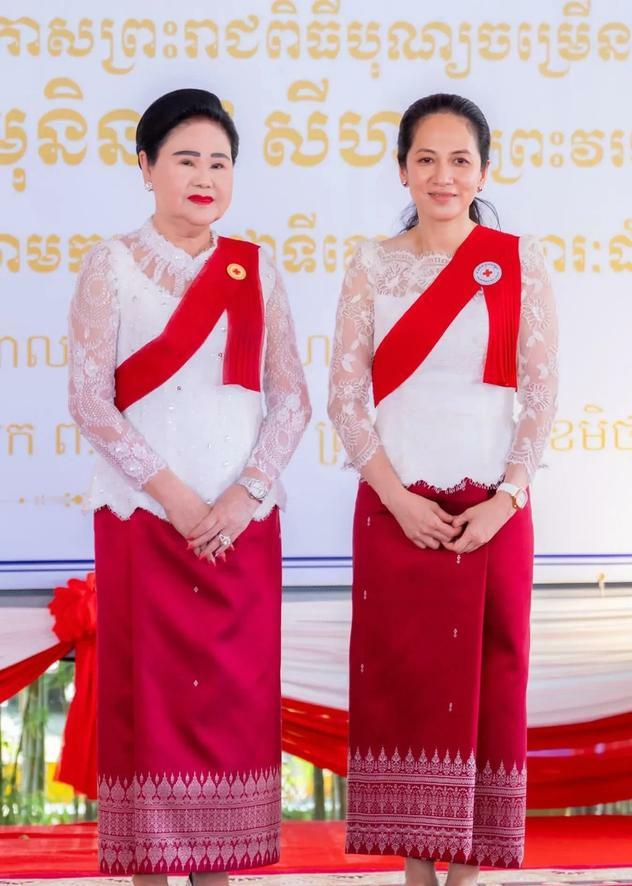 看看洪森亲王的老婆和大儿媳妇，洪森的老婆这么老了还浓妆艳抹，脸抹的雪白，还涂那么