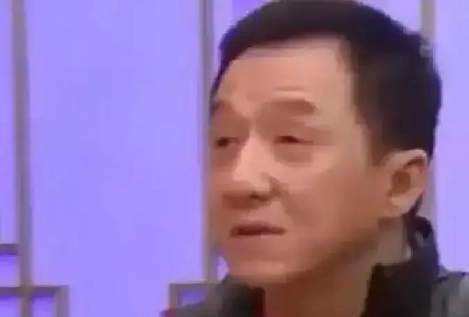 500块压垮巨星
 
1974年，22岁的成龙在片场被洪金宝当众训到脸发烫，只因