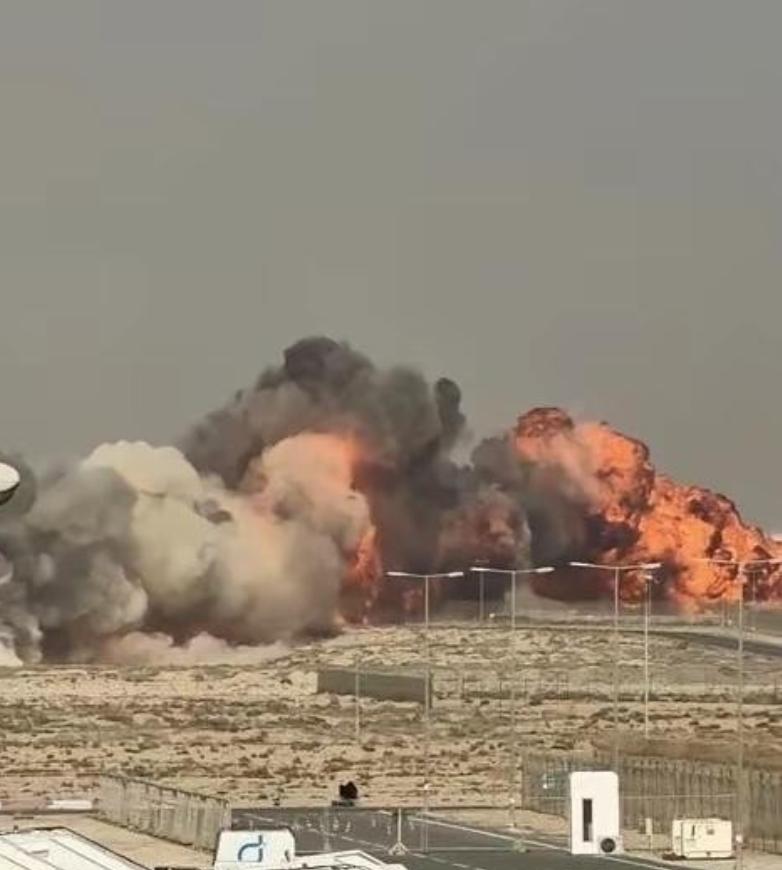 一夜之间，美国竟成了印度的头号仇敌！就在“光辉”战机坠毁的巨大火光还未熄灭时，印