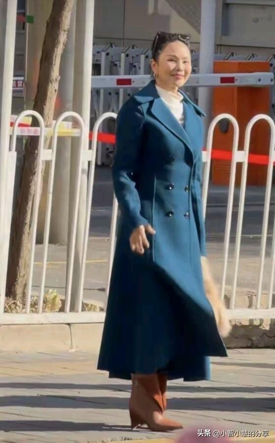 想不到女神现实中是这样的，跟普通的大妈完全没有什么区别了。她在荧幕中是多么的有魅