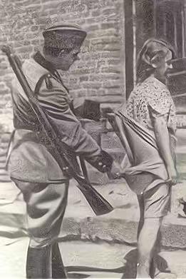 二战时期，一名犹太少女被纳粹德军当街上下其手，毫无反抗之力

二战时期的波兰华沙