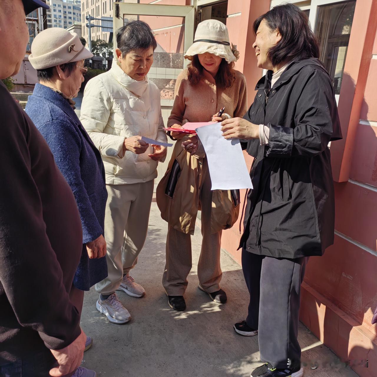 今天，青岛市寿光路恒基小区顺利完成楼长换届选举。
小区老年人多，填表登记都要细心