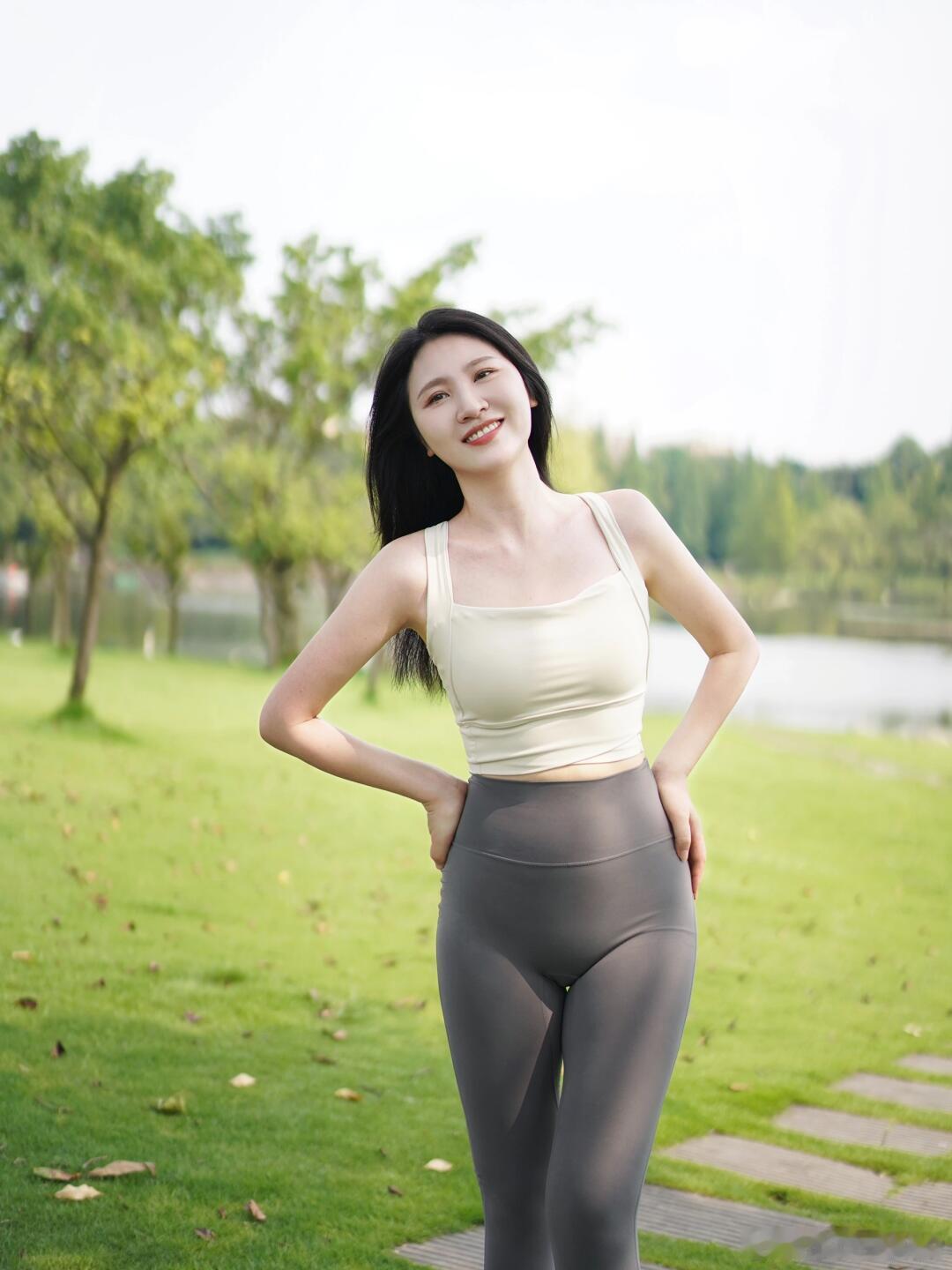 晨间公园散步，呼吸新鲜空气 ​​​