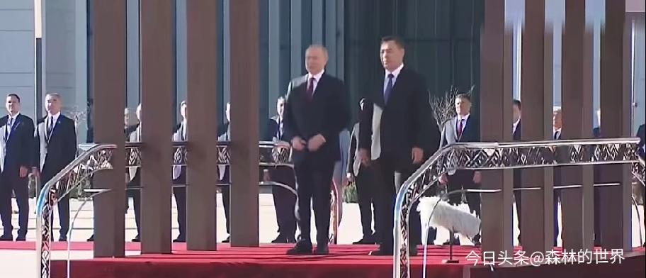普京访吉尔吉斯斯坦这波欢迎仪式，真实又好笑！当地时间11月25日，普京刚落地玛纳