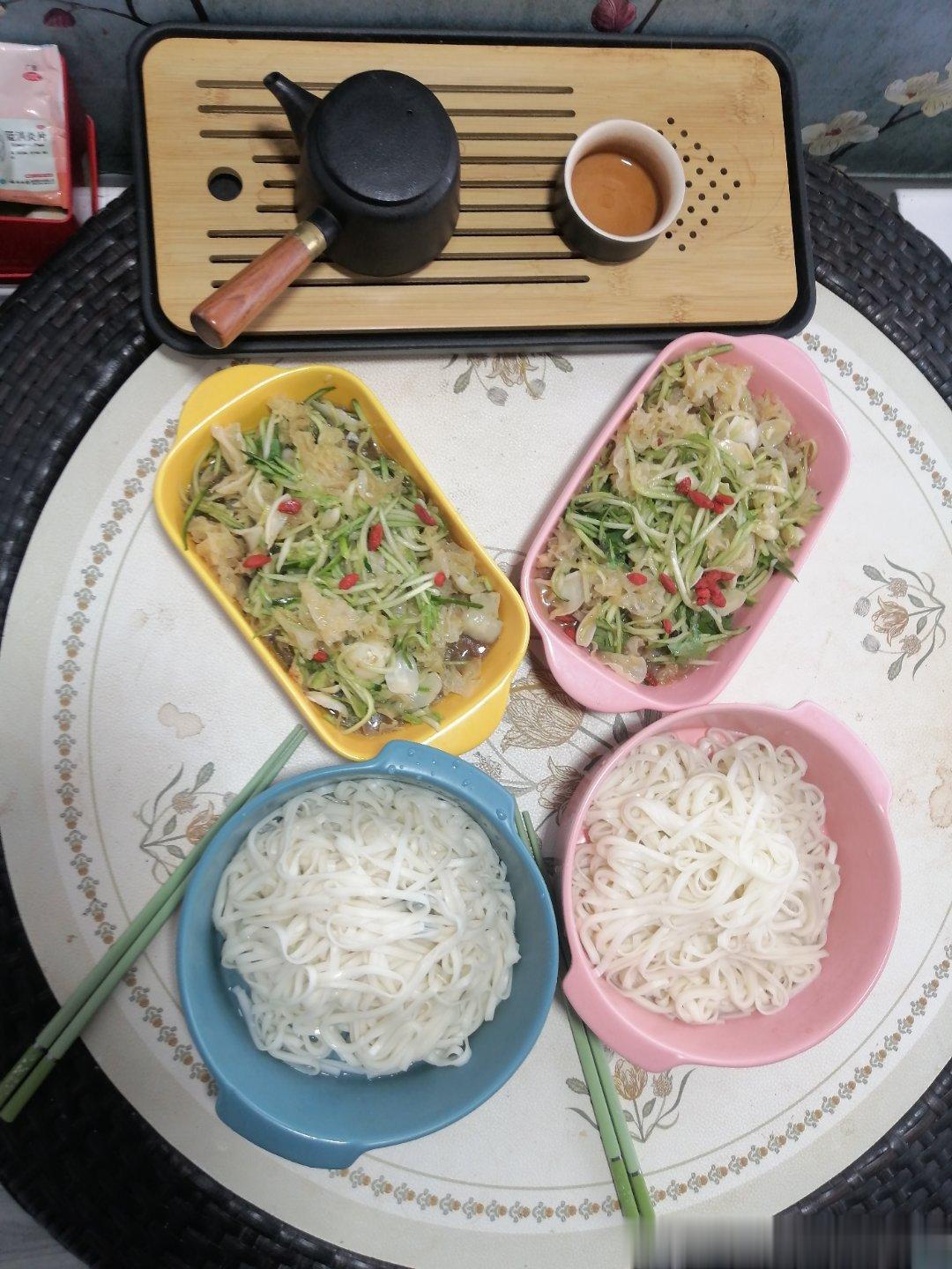 这是今天的午餐，又是一个小过，就是小日子，天天如此，让岁月留痕，过些年，都是回味