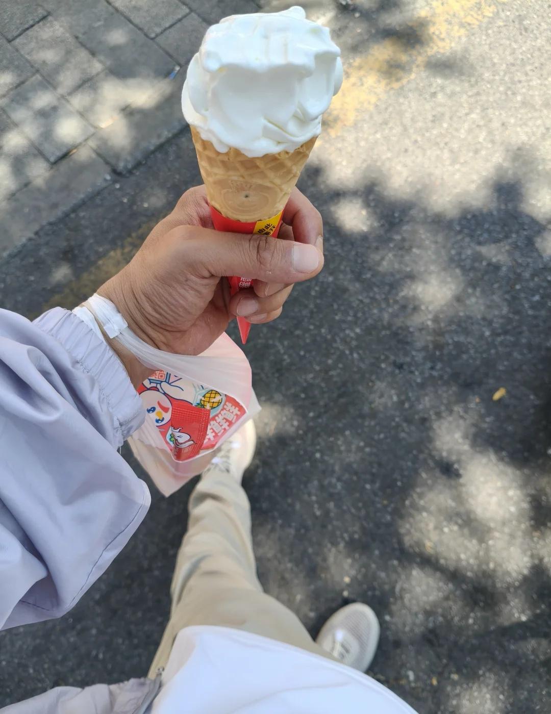 我贼，西安真热啊！今天的最高温度33度，基本上已在此时封顶了！体感温度却高达37