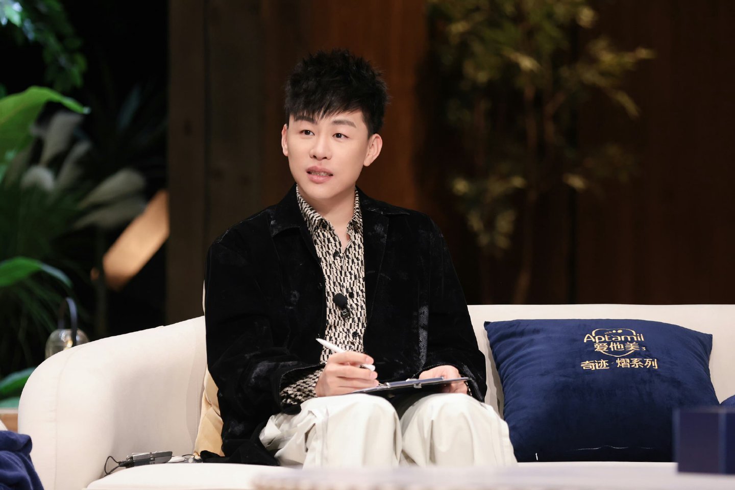 胡彦斌偶遇胡彦斌独自公园野餐谁能不爱胡彦斌！综艺里通透有梗，温柔又靠谱，用实力说