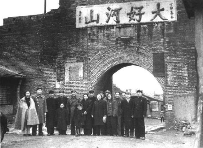 1950年4月16日，朱德、康克清同聂荣臻、杨尚昆等在张家口。