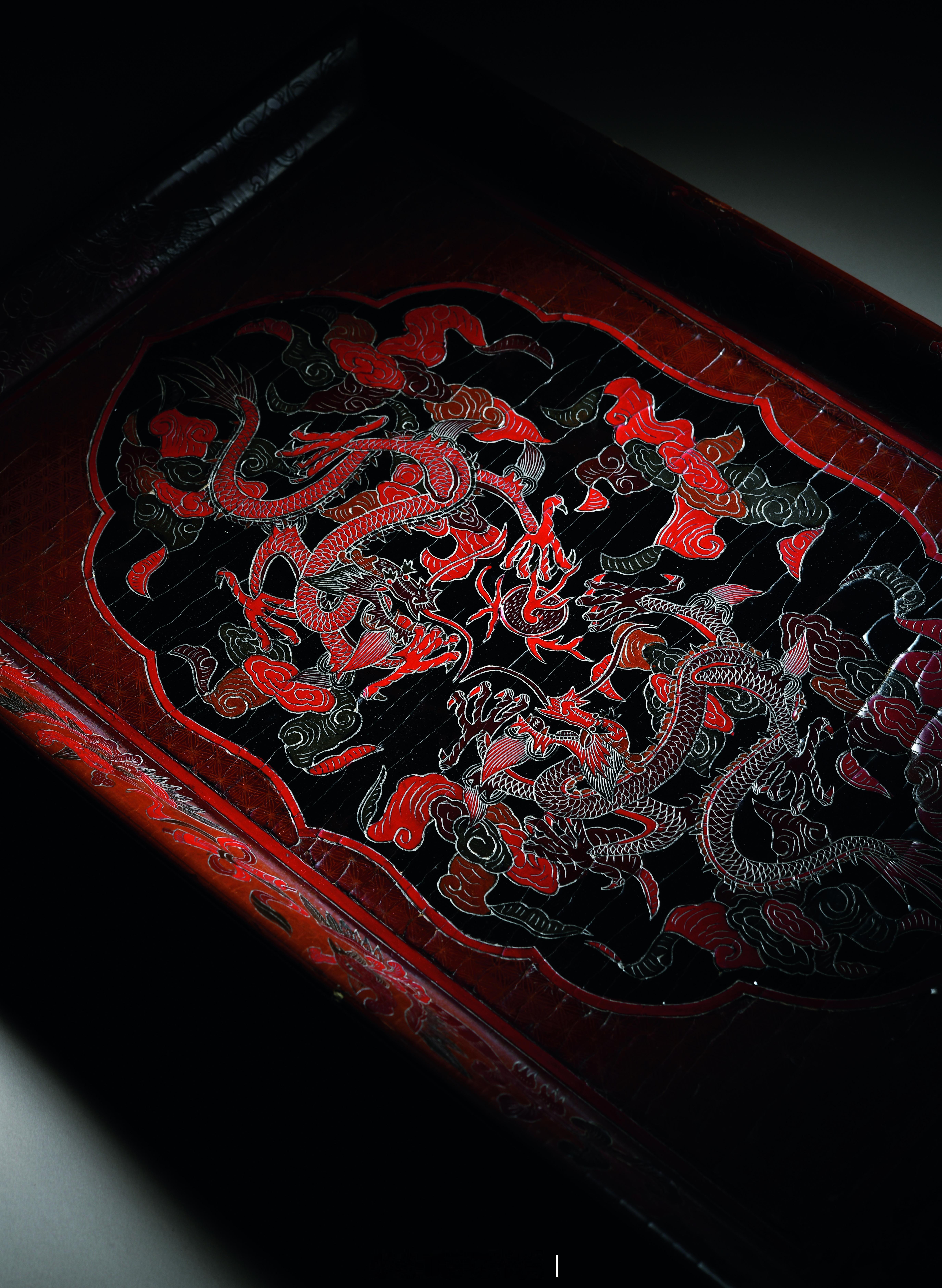 髹饰录 | 明 朱漆刀刻填彩“双龙戏珠”盘盘做长方形，以木为胎经髹饰五彩大漆剔刻