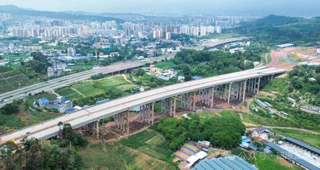 近日，随着最后一处控制性工程收尾，西昭高速公路SG9标段主线实现全幅贯通。项目建
