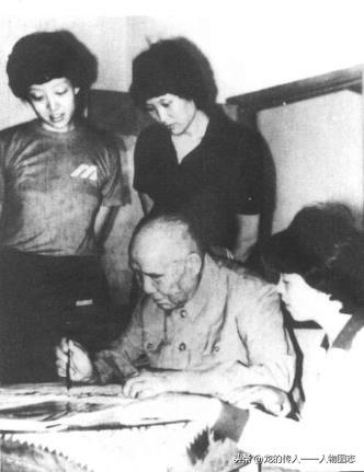 1983年9月，李达(前左一)为中国女子排球队题词。身边为中国女子排球队运动员杨