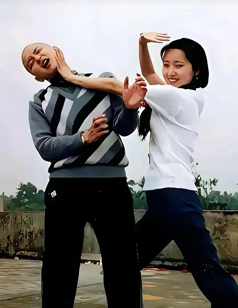 陈晓旭与欧阳奋强合作主演1987年版《红楼梦》的，那时他俩好年轻啊，一个饰“贾哥