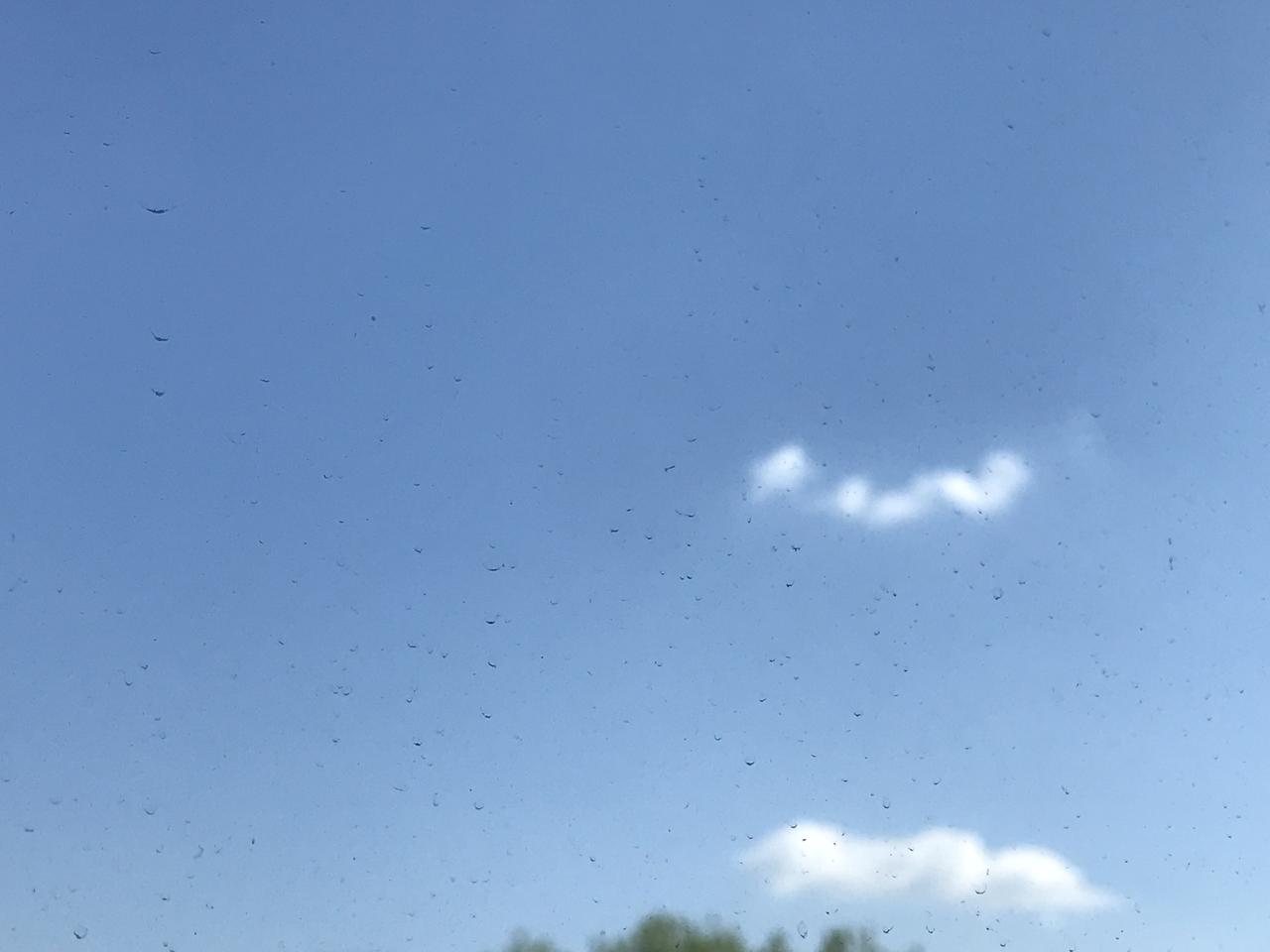 上联：晴空荡荡融长袖，求下联对，碧水悠悠浮短篷。