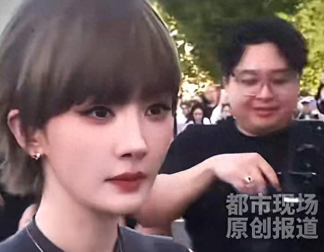 杨幂骗了全网！回国秒变黑长直
